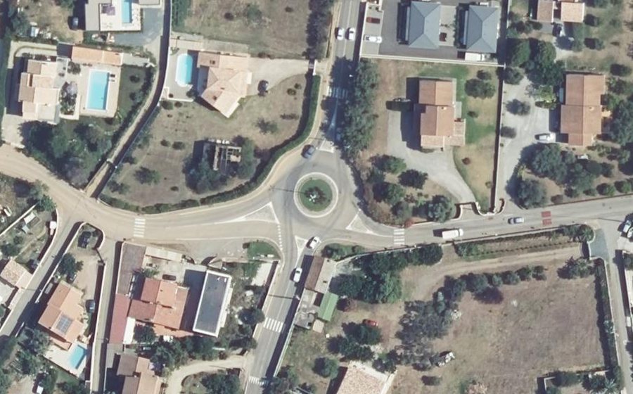 Vue aérienne du Rond-point anonyme n°158786193