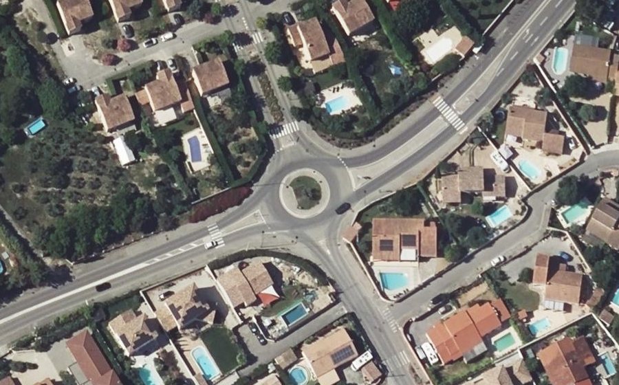 Vue aérienne du Rond-point anonyme n°158792439