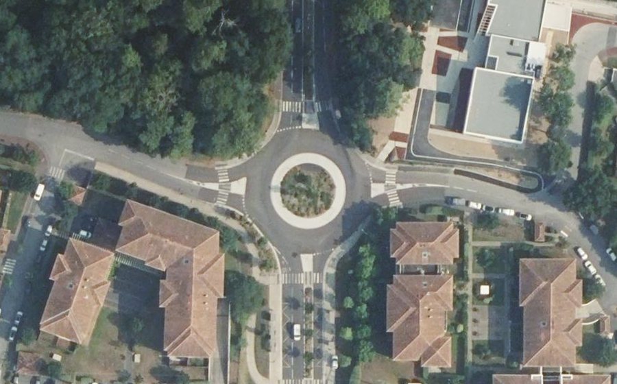 Vue aérienne du Rond-point anonyme n°158849936