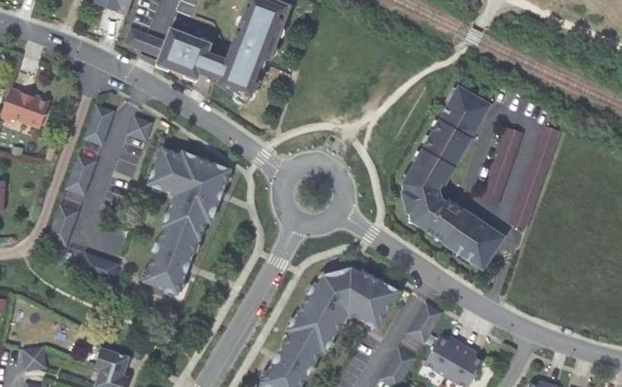 Vue aérienne du Rond-point anonyme n°158853243