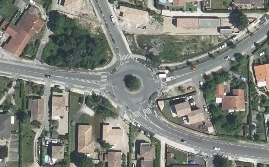 Vue aérienne du Rond-point anonyme n°158879184