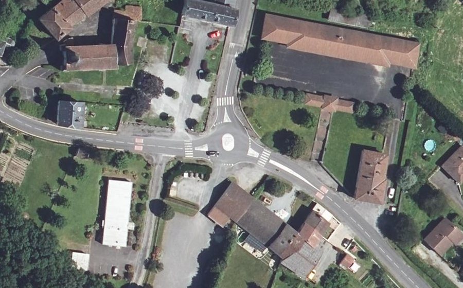 Vue aérienne du Rond-point anonyme n°158890478