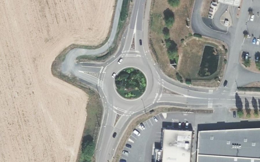 Vue aérienne du Rond-point anonyme n°158957543