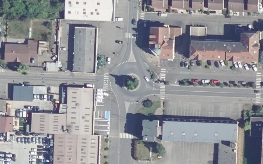 Vue aérienne du Rond-point anonyme n°158974533