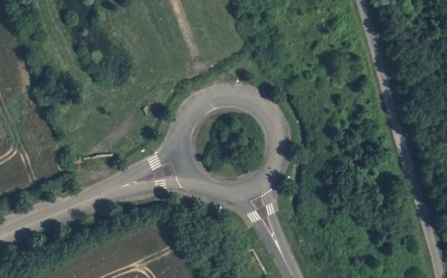 Vue aérienne du Rond-point anonyme n°159074091
