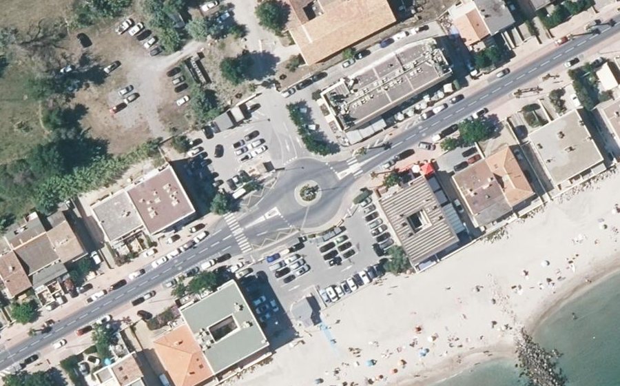 Vue aérienne du Rond-point anonyme n°159087171
