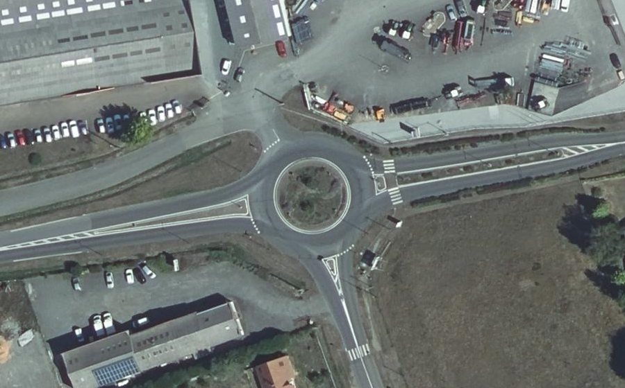 Vue aérienne du Rond-point anonyme n°159093811