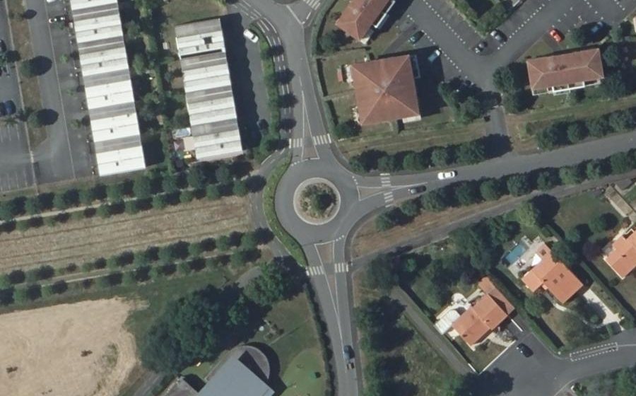 Vue aérienne du Rond-point anonyme n°159099745