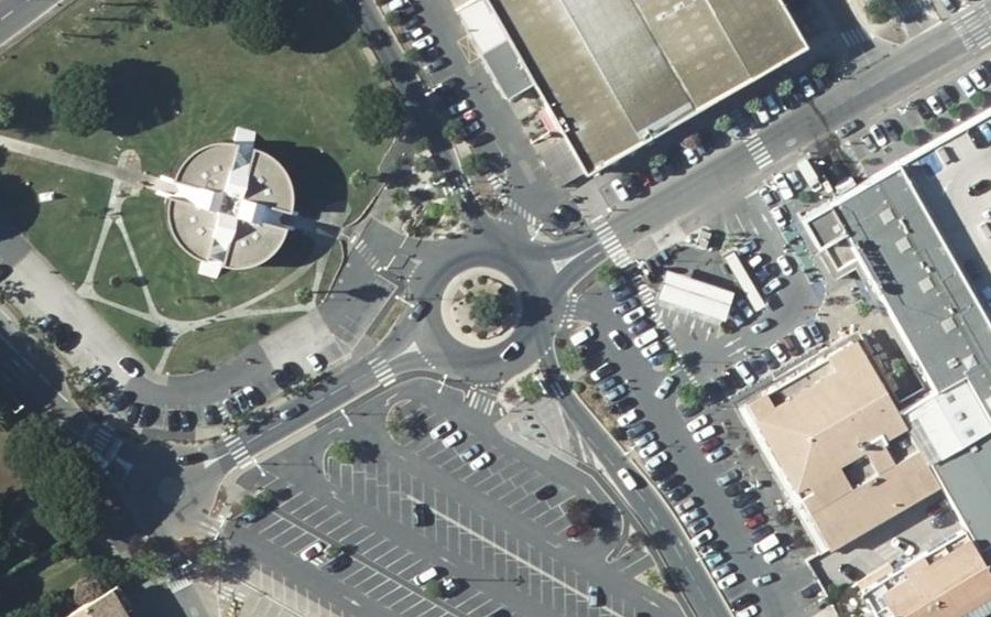 Vue aérienne du Rond-point anonyme n°159102721