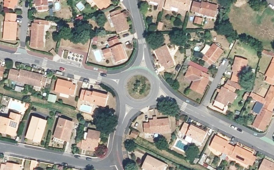 Vue aérienne du Rond-point anonyme n°159157811