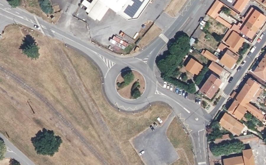 Vue aérienne du Rond-point anonyme n°159183182