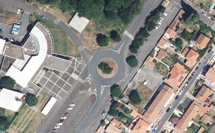 Vue aérienne du Rond-point anonyme n°159183184