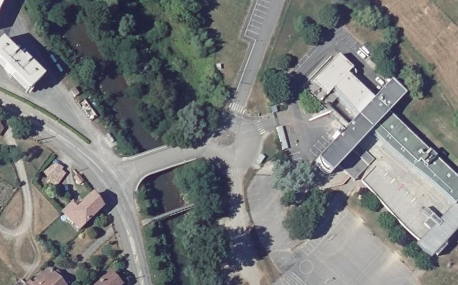 Vue aérienne du Rond-point anonyme n°159188704