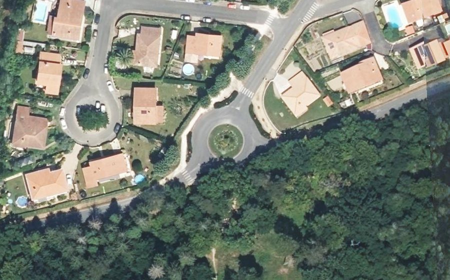 Vue aérienne du Rond-point anonyme n°159198563