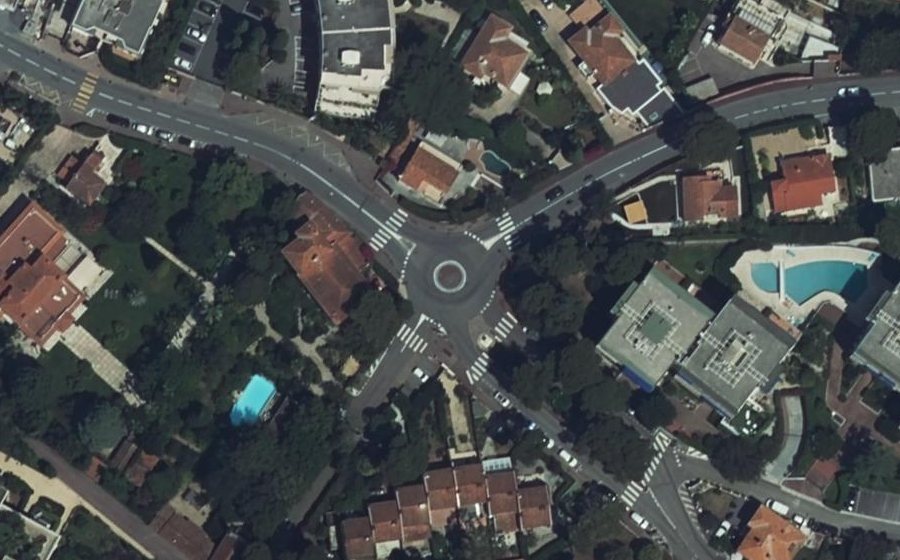 Vue aérienne du Rond-point anonyme n°159207905