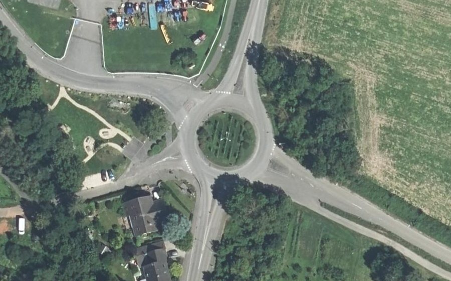 Vue aérienne du Rond-point anonyme n°159208077