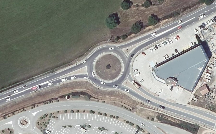 Vue aérienne du Rond-point anonyme n°159209273
