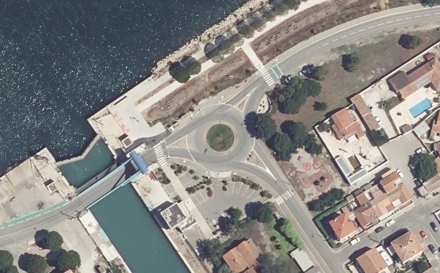 Vue aérienne du Rond-point anonyme n°159212229