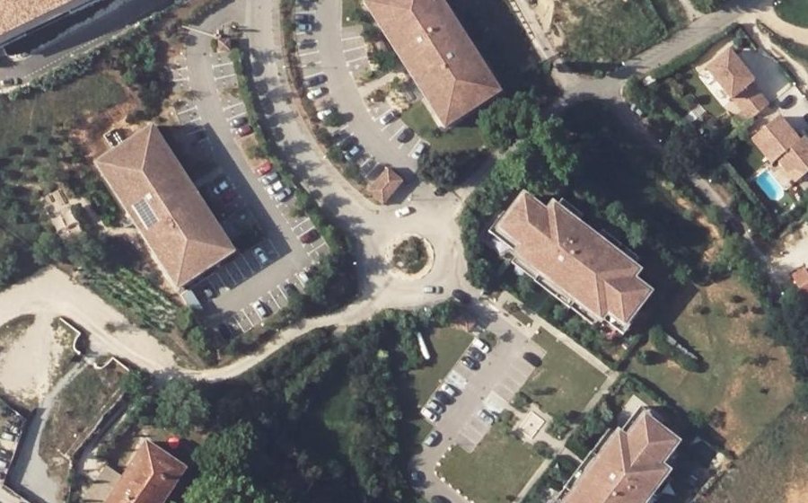 Vue aérienne du Rond-point anonyme n°159236132