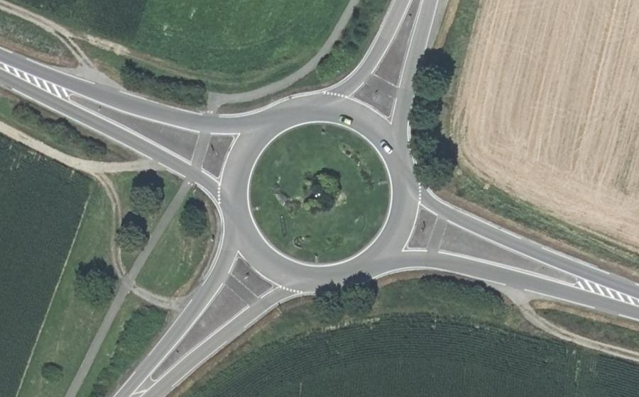 Vue aérienne du Rond-point anonyme n°159273910