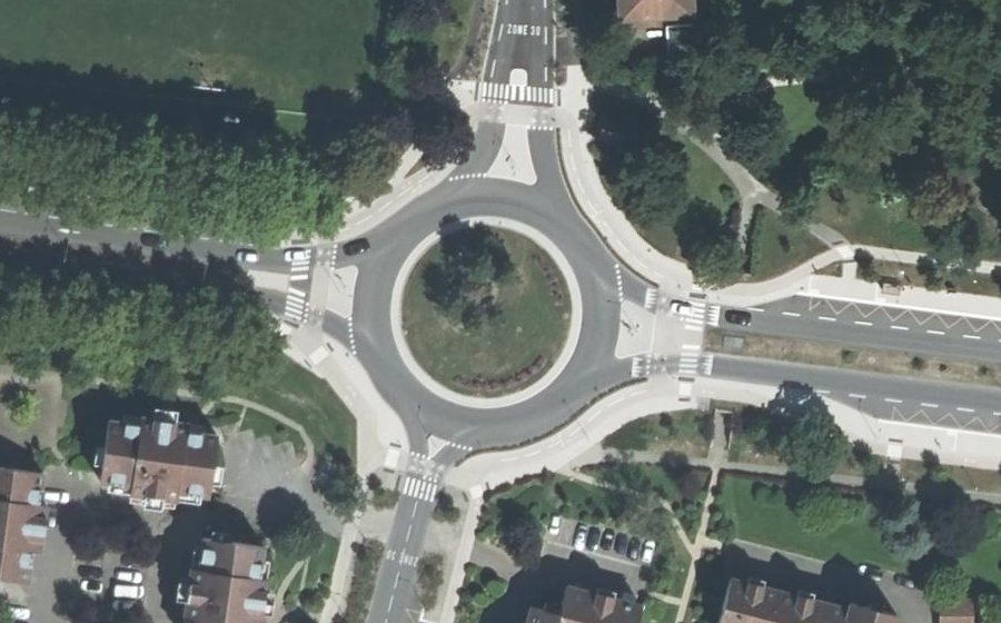 Vue aérienne du Rond-point anonyme n°159276044