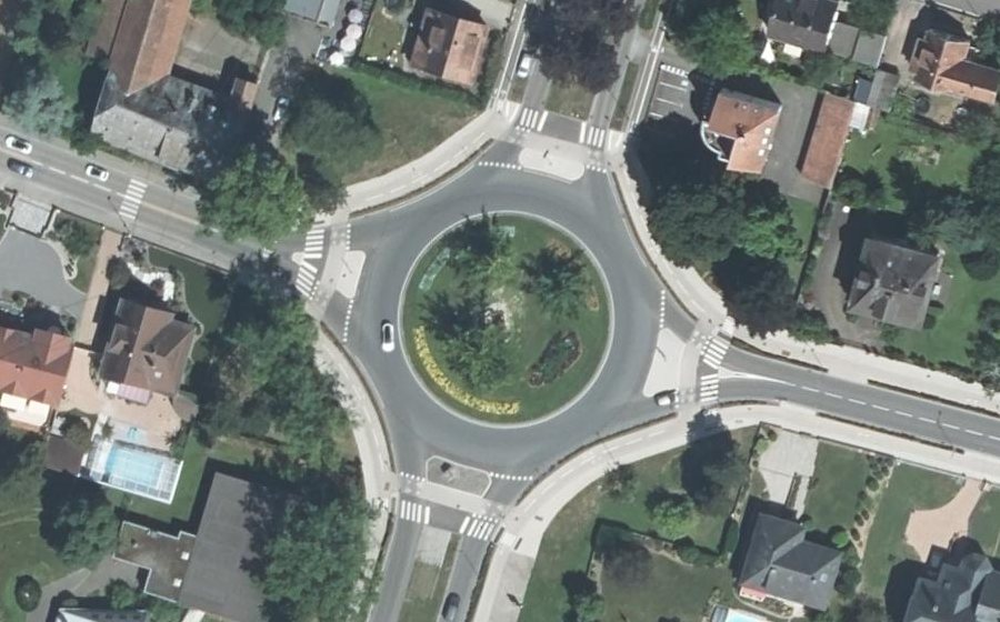 Vue aérienne du Rond-point anonyme n°159276627