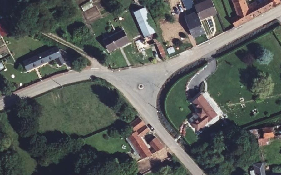 Vue aérienne du Rond-point anonyme n°159303271