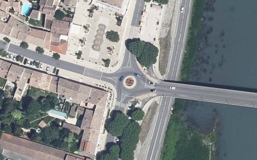 Vue aérienne du Rond-point anonyme n°159347097