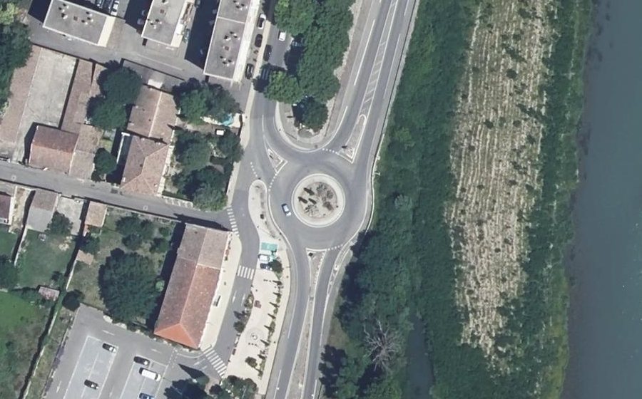 Vue aérienne du Rond-point anonyme n°159347990