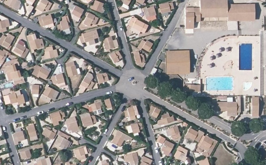 Vue aérienne du Rond-point anonyme n°159353152