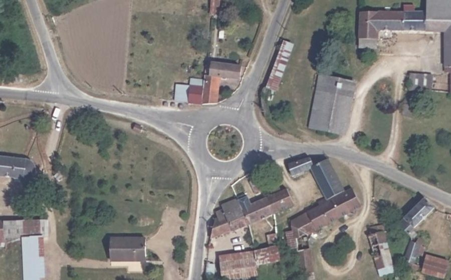 Vue aérienne du Rond-point anonyme n°159372336