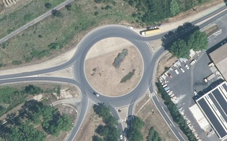 Vue aérienne du Rond-point anonyme n°159386140