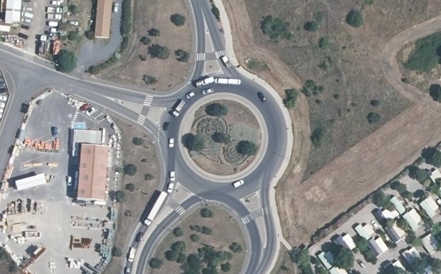 Vue aérienne du Rond-point anonyme n°159395589