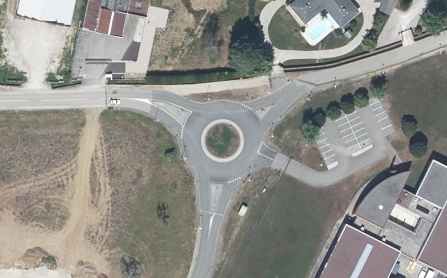 Vue aérienne du Rond-point anonyme n°159398608