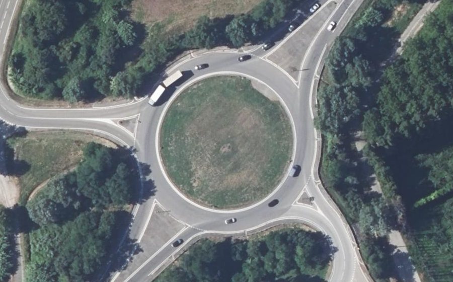 Vue aérienne du Rond-point anonyme n°159437460