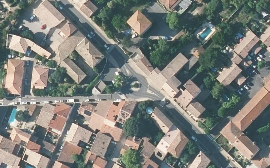 Vue aérienne du Rond-point anonyme n°159475244