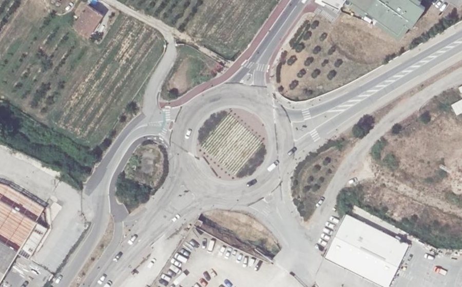 Vue aérienne du Rond-point anonyme n°159486372