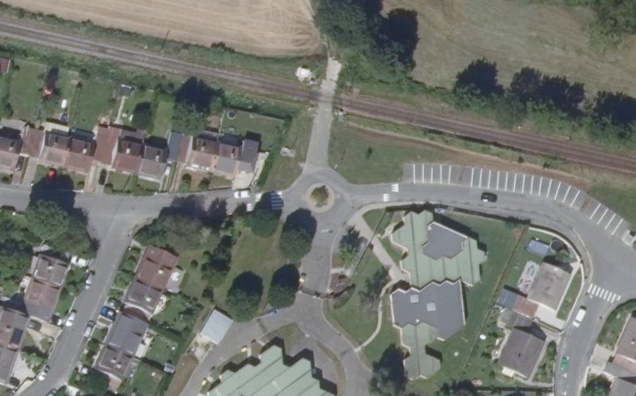 Vue aérienne du Rond-point anonyme n°159487329