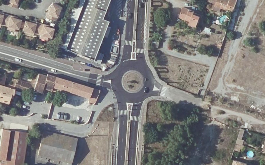 Vue aérienne du Rond-point anonyme n°159585398