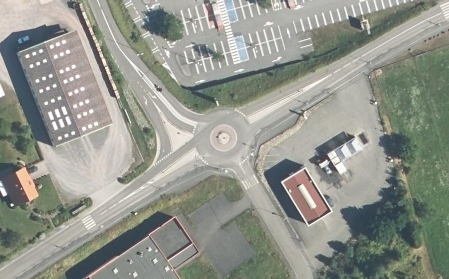 Vue aérienne du Rond-point anonyme n°159587323