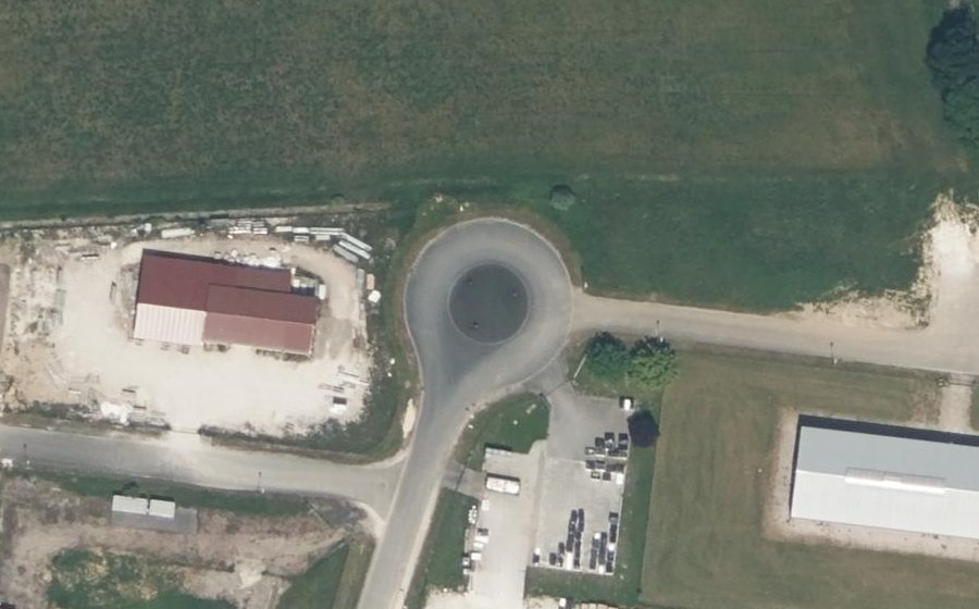 Vue aérienne du Rond-point anonyme n°159681189