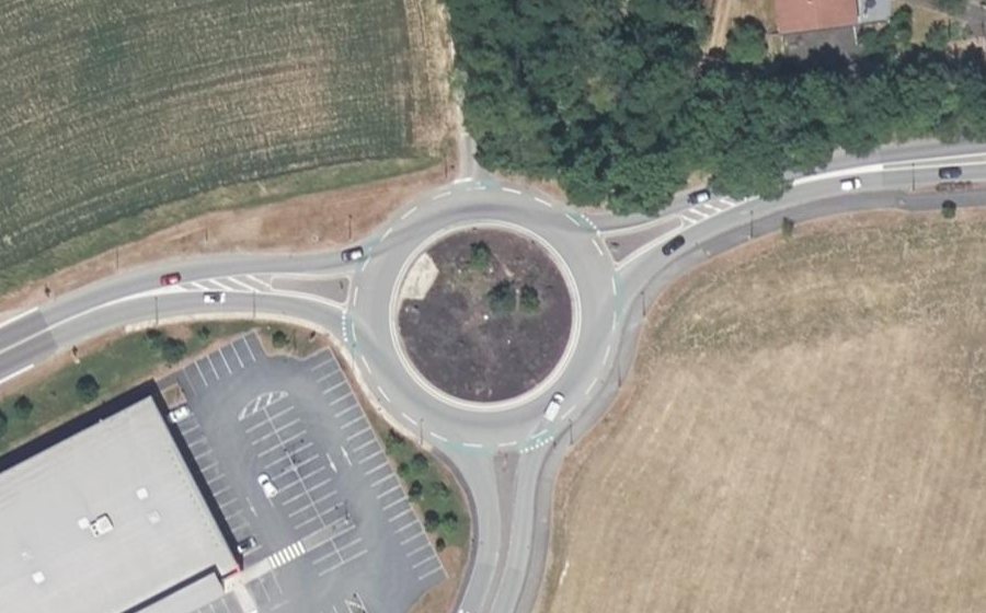 Vue aérienne du Rond-point anonyme n°159859308