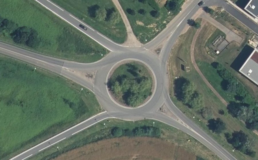 Vue aérienne du Rond-point anonyme n°159868422