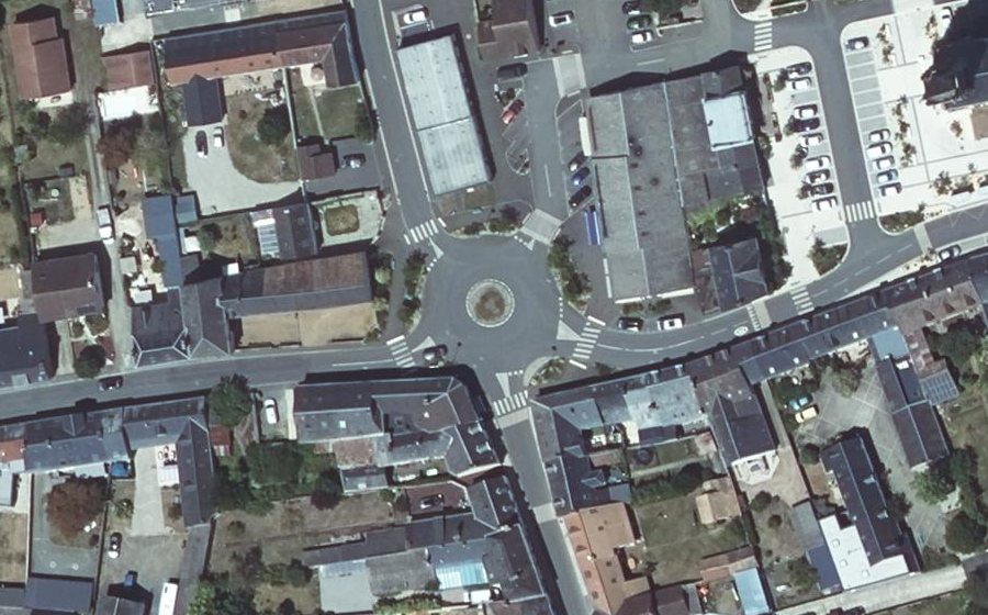 Vue aérienne du Rond-point anonyme n°159997941