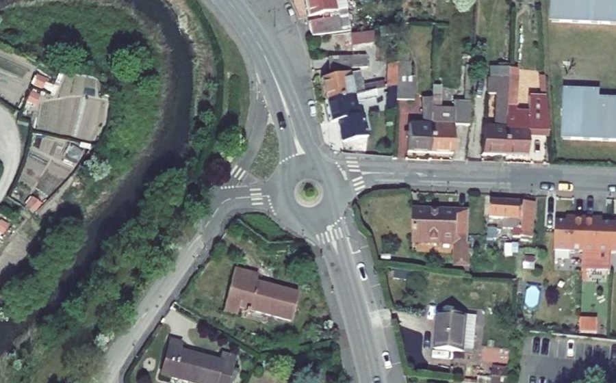 Vue aérienne du Rond-point anonyme n°160077227