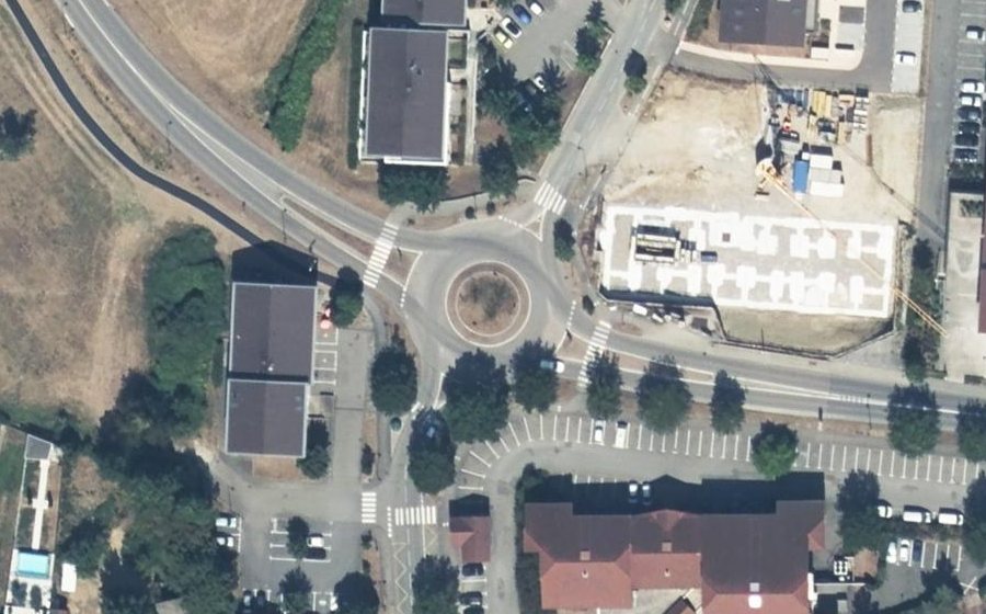 Vue aérienne du Rond-point anonyme n°160085198