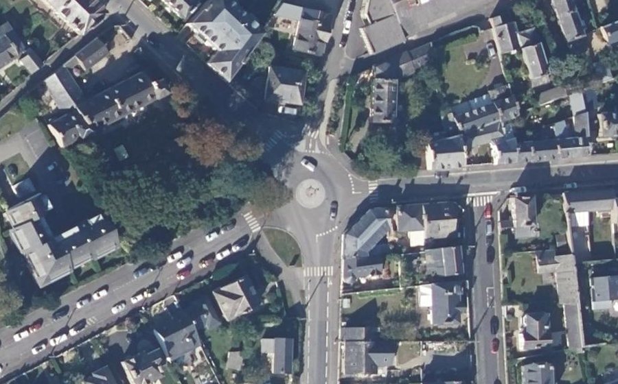 Vue aérienne du Rond-point anonyme n°160123456