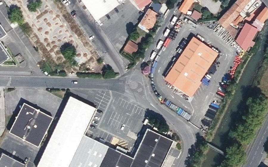 Vue aérienne du Rond-point anonyme n°160124507