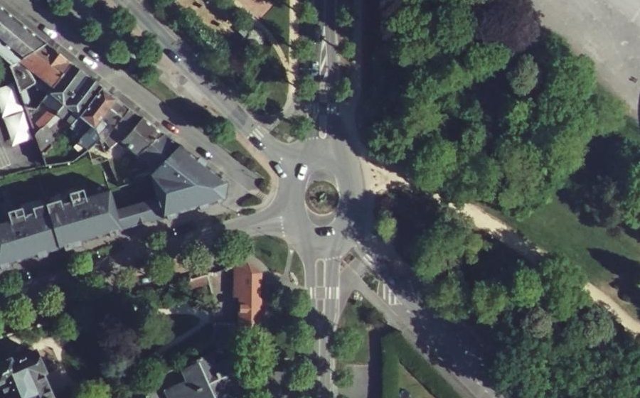 Vue aérienne du Rond-point anonyme n°160154248
