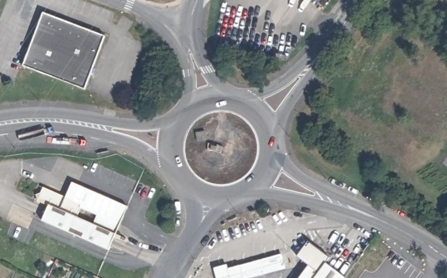 Vue aérienne du Rond-point anonyme n°160160494
